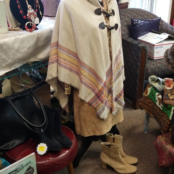 Western Look Cape - Picture 6 of 6